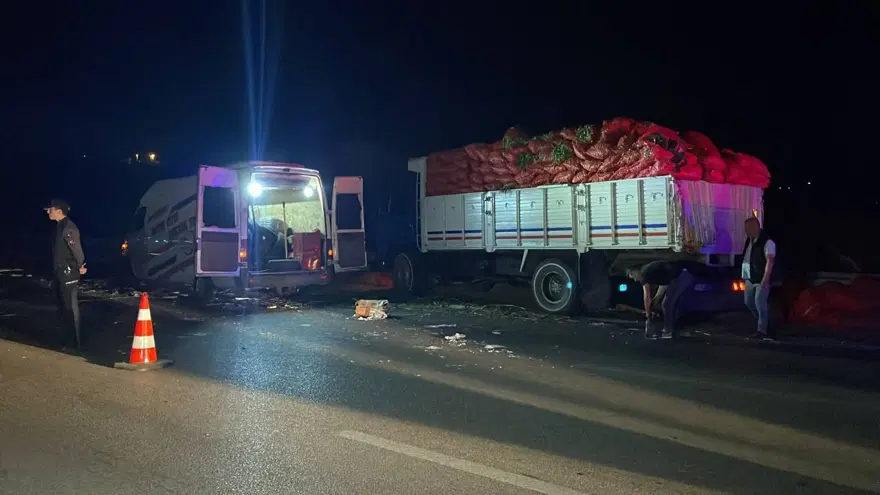 Bursa'da dinamit yüklü kamyon devrildi, İzmir güzergahı saatlerce kapalı kaldı 2 Bursa'da dinamit yüklü kamyon devrildi, İzmir güzergahı saatlerce kapalı kaldı 2