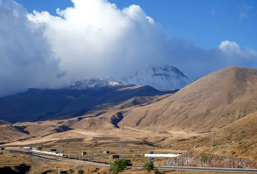 Erciyes'e mevsimin ilk karı yağdı 