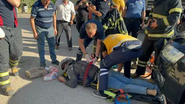 Kazada otomobilin altında sıkışan kuryeyi itfaiye kurtardı