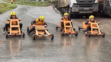 Yağmur engel olamadı: Rize'de tahta arabalar "Laz Ralli"de yarıştı