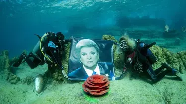 'Sanat Güneşi' Zeki Müren vefatının 26. yılında su altında anıldı