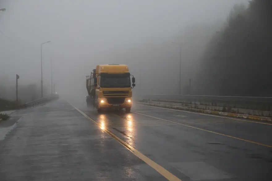 Bolu Dağı geçişinde yoğun sis: Görüş mesafesi 45 metreye düştü 2