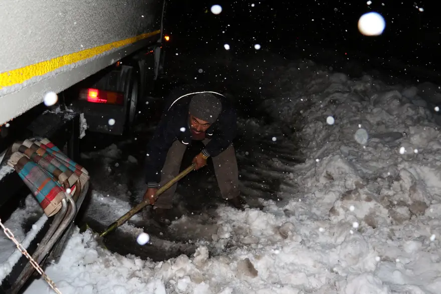 Ağrı-Iğdır karayolu ulaşıma kapandı 3