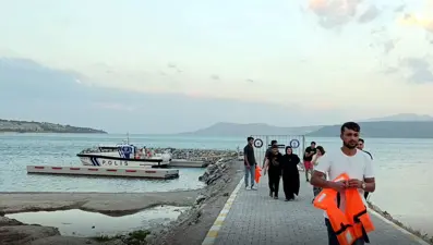 Van Gölü’nde deniz bisikletiyle açığa sürüklenen 10 kişiyi deniz polisi kurtardı