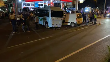 Rize'de minibüs ile hafif ticari araç çarpıştı: 10 yaralı
