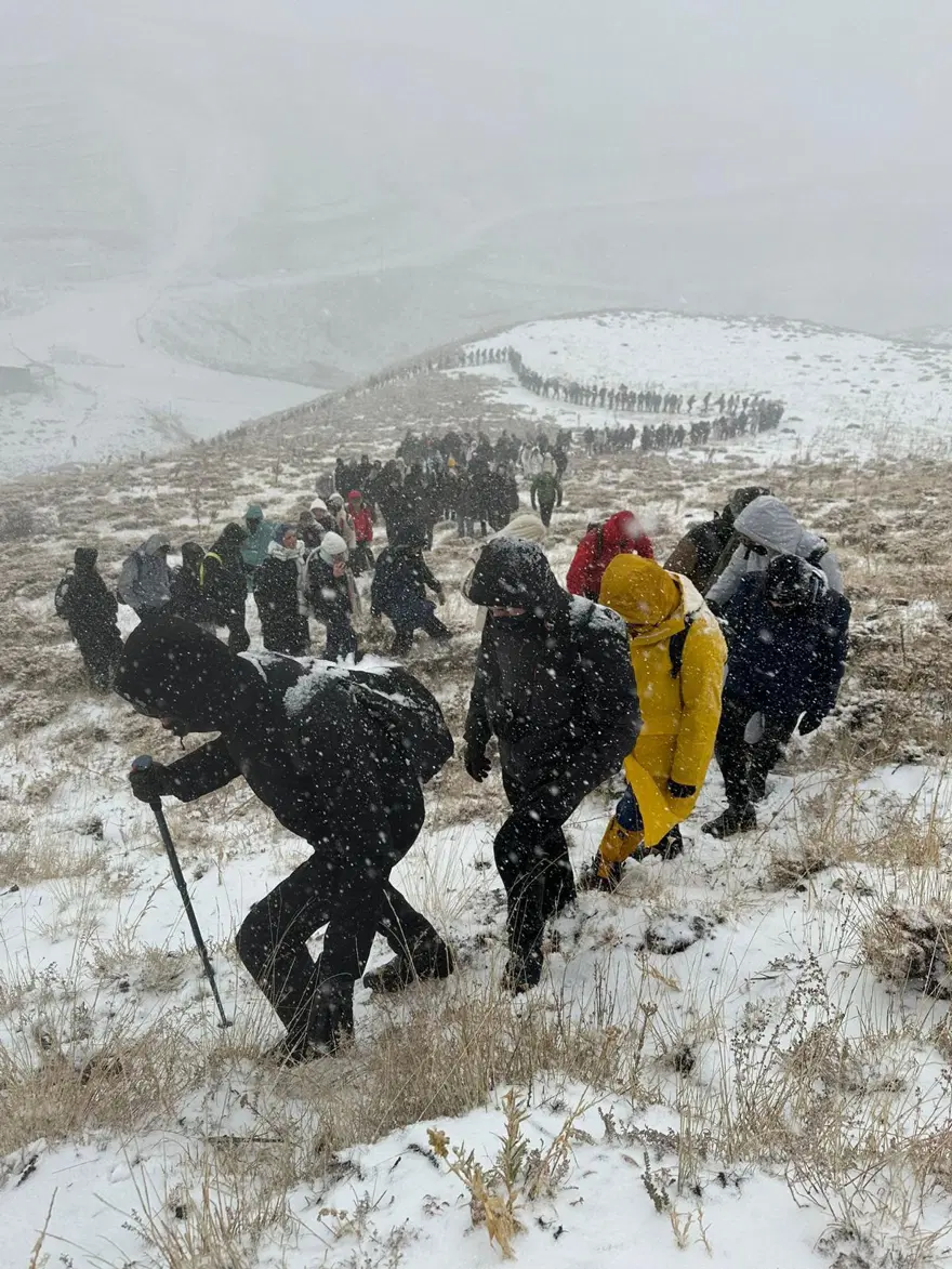 Cumhuriyet Bayramı kutlamasında tipiye yakalandılar: Kar altında Cumhuriyet coşkusu 1 Cumhuriyet Bayramı kutlamasında tipiye yakalandılar: Kar altında Cumhuriyet coşkusu 1