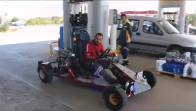 Hurda parçalarını toplayarak Go Kart aracı yaptı