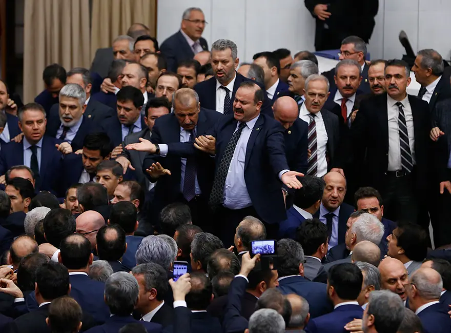 Meclis'te yumruklu kavga 8