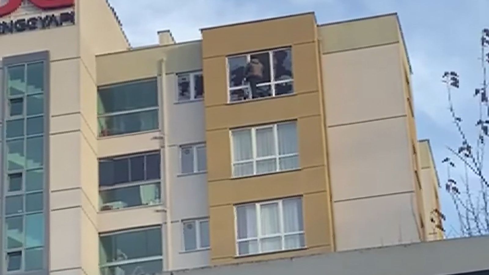 Evinin camlarını piknik tüpüyle kırdı: O anlar kamerada