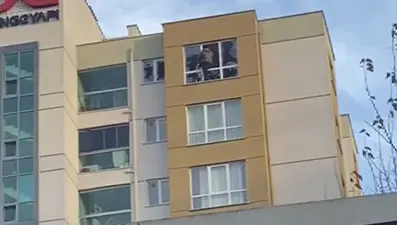 Evinin camlarını piknik tüpüyle kırdı: O anlar kamerada