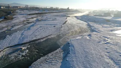 Ağrı'da Murat Nehri kısmen dondu