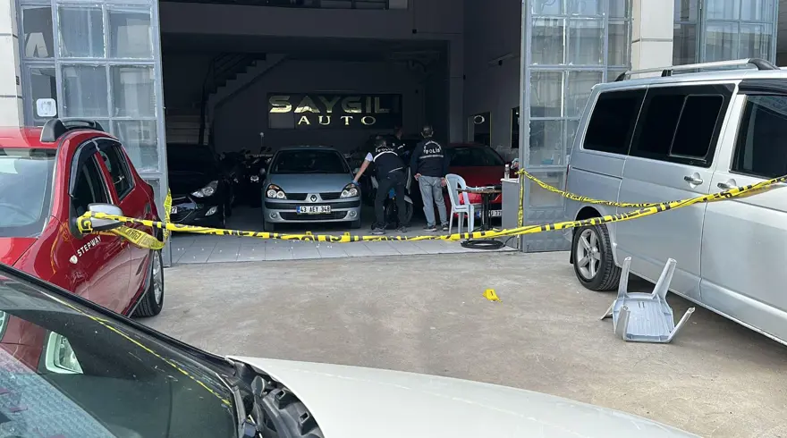 Plakasız araçla geldi, motosiklet kaskı takıp galericiye kurşun yağdırdı 5