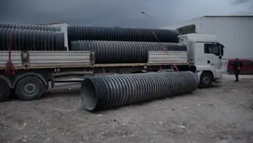 Şantiyede çalışırken üzerine 750 kilo plastik boru düştü