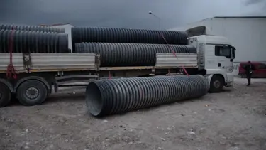 Şantiyede çalışırken üzerine 750 kilo plastik boru düştü