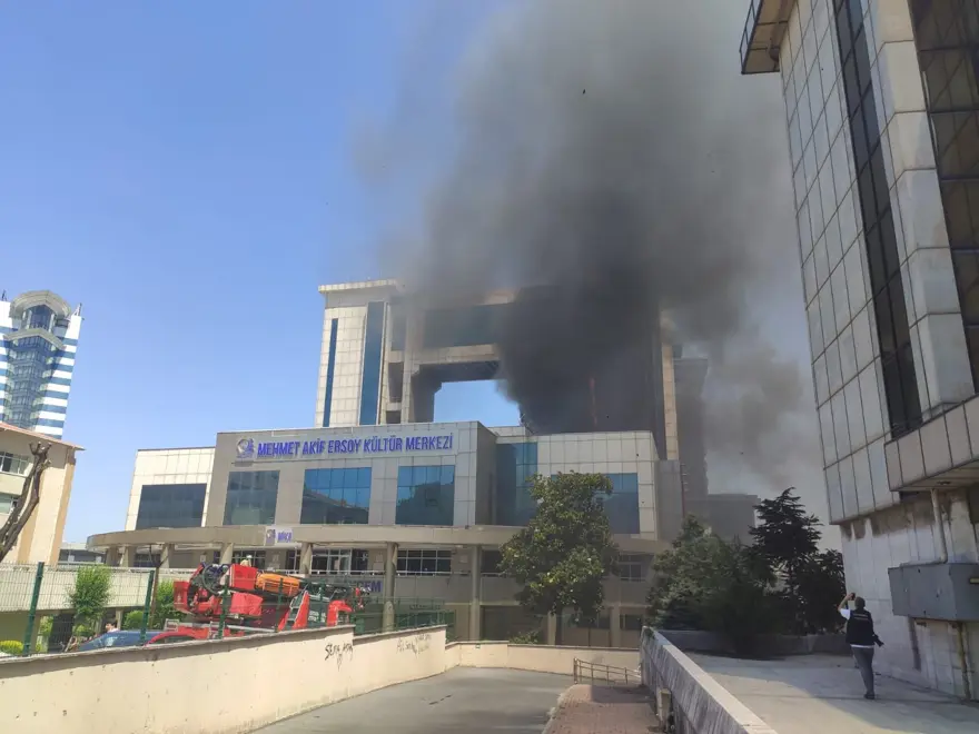 Bayrampaşa'da kültür merkezinde yangın 14