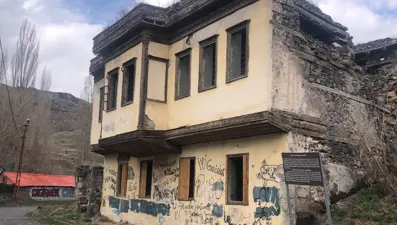 Tarihi konak bakımsızlıktan yıkılıyor