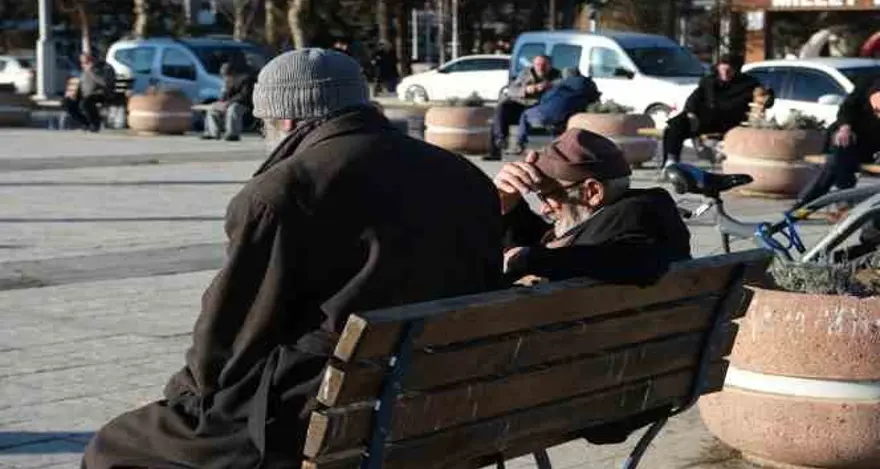 YAŞLILARIN SAYISI İLK DEFA AZALDI 