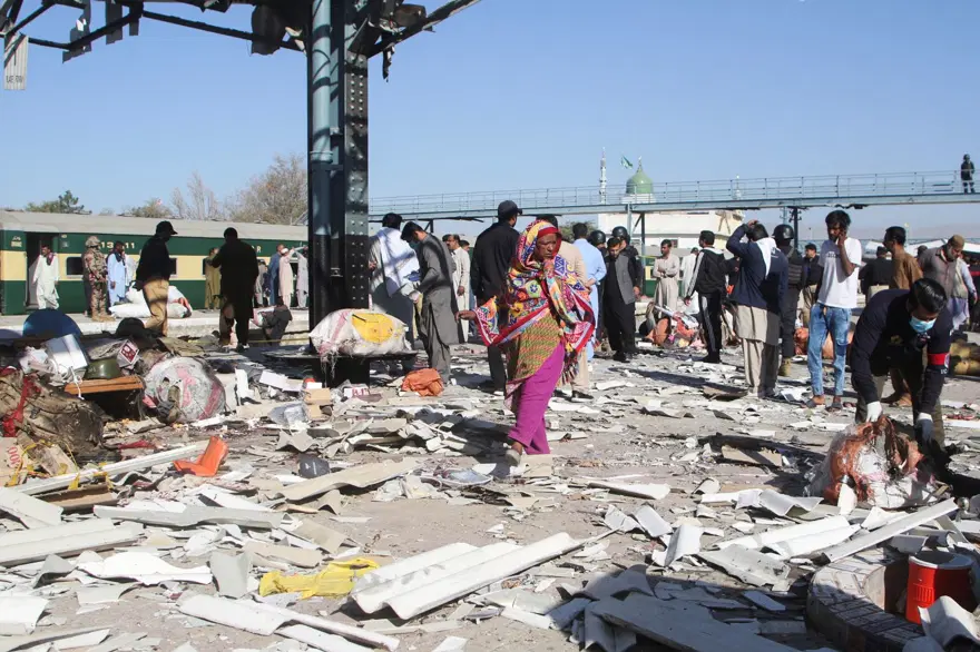 Pakistan'da tren istasyonunda korkunç patlama: En az 26 kişi öldü, durak can pazarına döndü 4