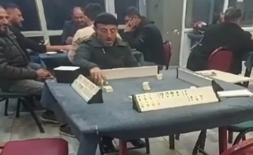 Görüntüleri viral olmuştu! Tek başına okey oynayan adam artık yalnız değil Görüntüleri viral olmuştu! Tek başına okey oynayan adam artık yalnız değil