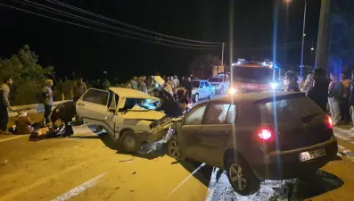 Manisa'da 2 otomobil kafa kafaya çarpıştı: 3'ü çocuk 7 yaralı