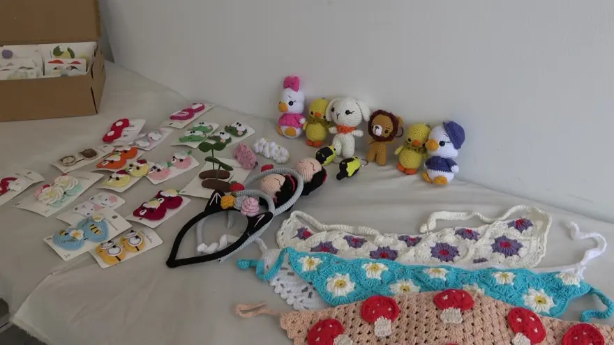 28 yaşındaki depremzede annenin el emeği: İlk ördüğü bebekleri depremzede çocuklara hediye etti 2
