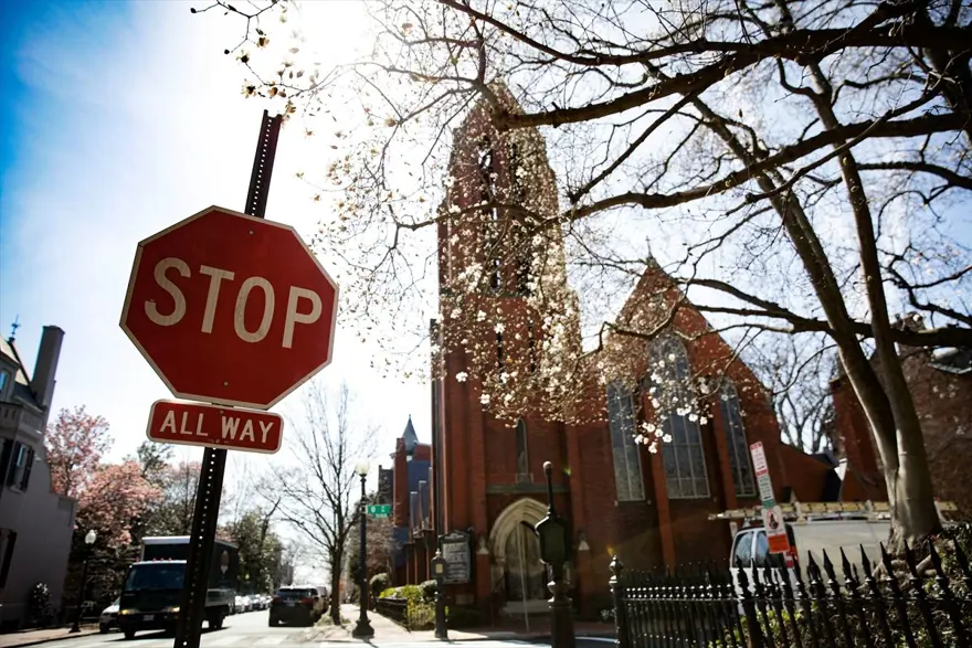 ABD'de corona virüs tespit edilen rahip 500 kişi ile tokalaşmış 2