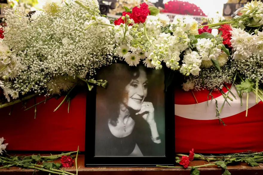 Usta sanatçı Yıldız Kenter son yolculuğuna uğurlandı 13