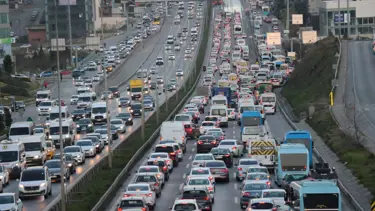 Maltepe E-5'te araç alev alev yandı, trafik yoğunluğu oluştu