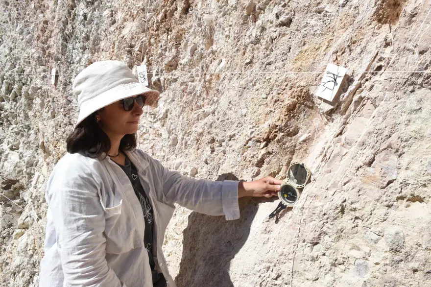 “100’ÜN ÜZERİNDE BİLİM İNSANI İNCELİYOR” 5 “100’ÜN ÜZERİNDE BİLİM İNSANI İNCELİYOR” 5