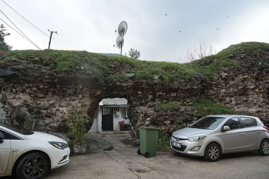 2 bin yıllık tarihi surların üzerine çanak anten diktiler 2 2 bin yıllık tarihi surların üzerine çanak anten diktiler 2