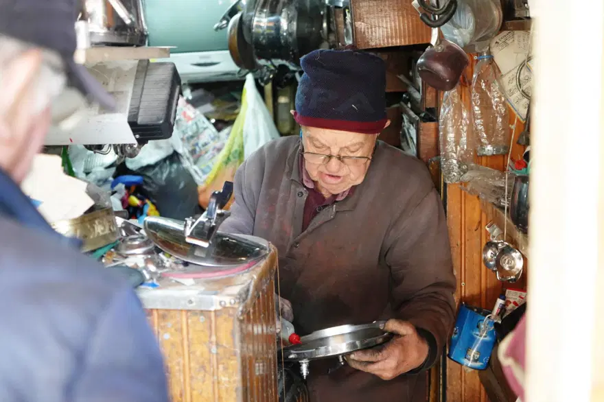 40 yıldır 5 metrekarelik dükkanda: 80 yaşındaki Zeki usta eşyalara ikinci baharını yaşatıyor 2