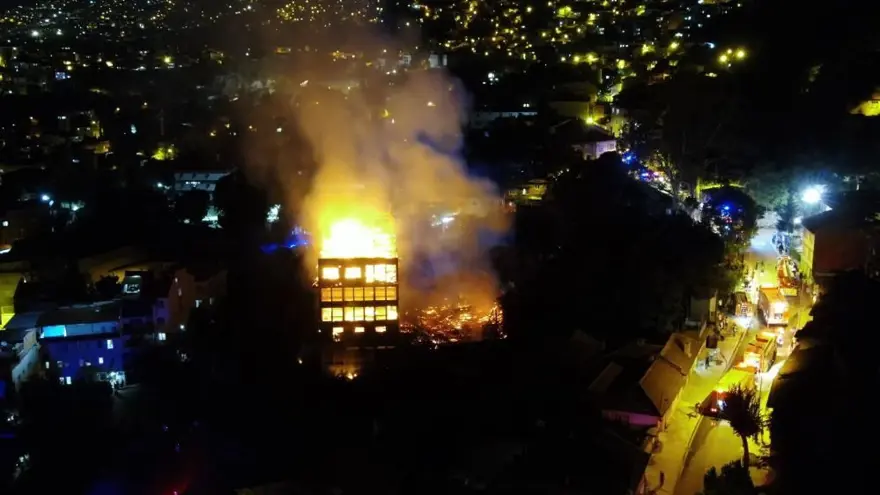 Bursa'da tarihi fabrikada korkutan yangın 13 Bursa'da tarihi fabrikada korkutan yangın 13