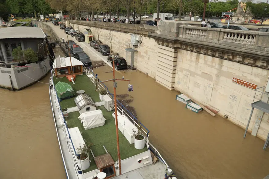 Paris'te Seine Nehri yükseldi 1