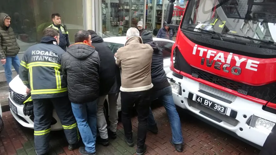 Yangına giden itfaiye aracı hatalı park yüzünden sokakta sıkıştı 5