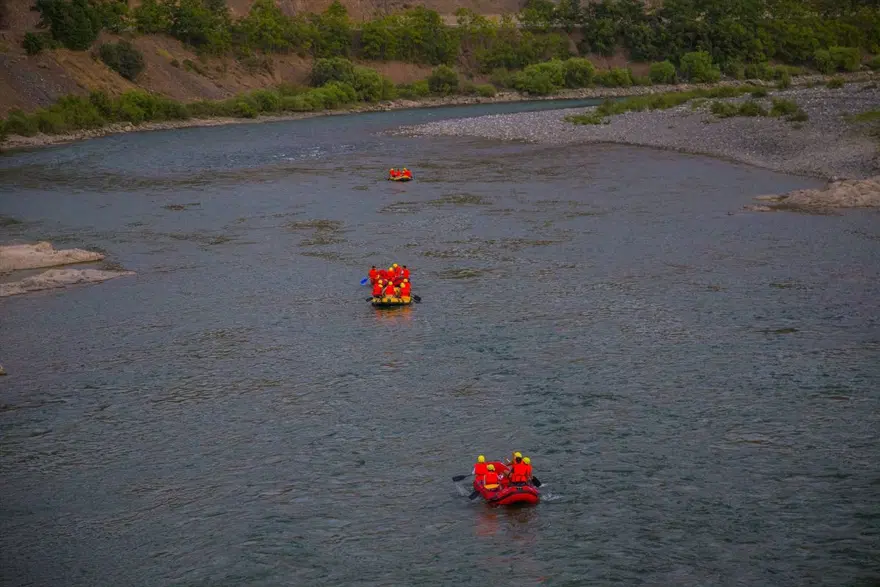 Elazığ'da Murat Nehri'nde rafting heyecanı 13 Elazığ'da Murat Nehri'nde rafting heyecanı 13