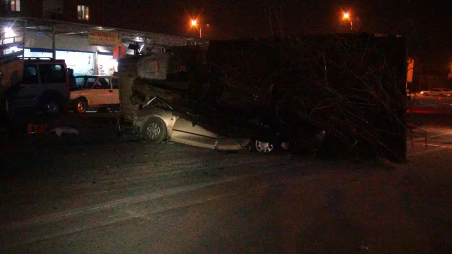 Freni boşalan kamyon, mahalleyi savaş alanına çevirdi 3 Freni boşalan kamyon, mahalleyi savaş alanına çevirdi 3