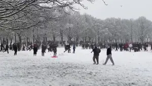 Londra’da corona virüsü hiçe sayan onlarca kişi kartopu savaşı yaptı