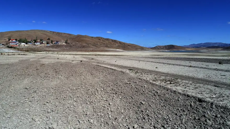 Karacalar Barajı'nın suyu 300 metre çekildi, zemin tarım arazisine dönüştü 7