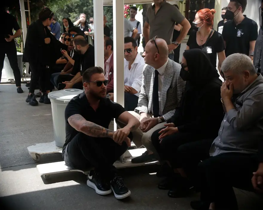 Ebru Gündeş annesini son yolculuğuna uğurladı 5