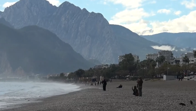 Hava değişimi şaşkınlık yarattı: Antalya'da 4 saatte 3 mevsim