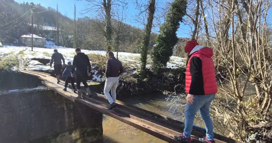 Bartın'da köylülerin köprü çilesi: Ayağı kayan dereyi boyluyor 1