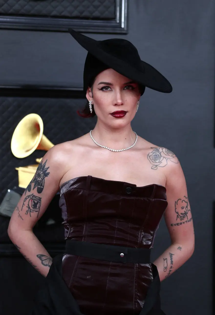 2022 Grammy Ödülleri'nde kırmızı halı şıklığı 6