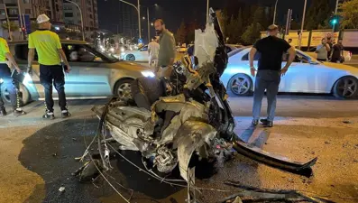 Mersin'de feci kaza: Otomobil ikiye bölündü