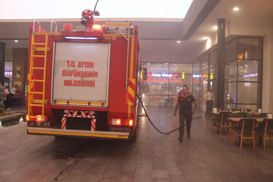 AVM'den dumanlar yükseldi 1
