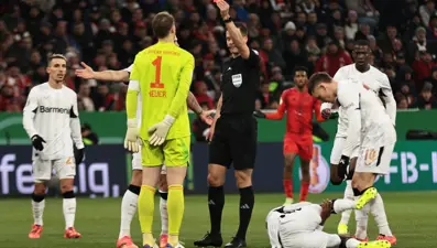 38 yaşındaki Manuel Neuer'e kariyerinde ilk kez kırmızı kart: 17. dakikada atıldı özür diledi