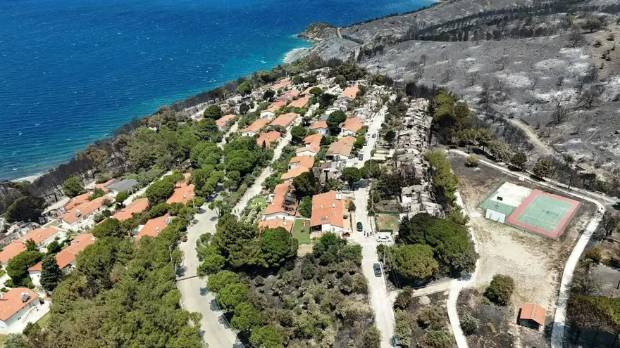 İzmir'de yangın sonrası kahreden görüntü: Tatil merkezi griye büründü 5 İzmir'de yangın sonrası kahreden görüntü: Tatil merkezi griye büründü 5