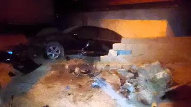 Otomobil duvarı yıktı, bahçeye daldı