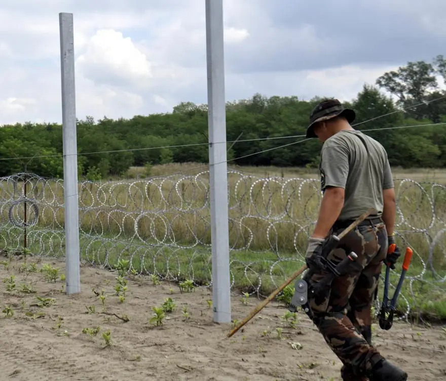 Macaristan-Sırbistan sınırına tel örgü 7 Macaristan-Sırbistan sınırına tel örgü 7