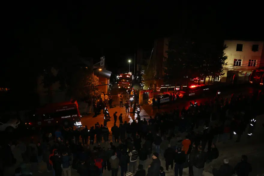 Adana'da yangın: 12 kişi hayatını kaybetti 24
