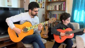 10 yaşındaki Atlas'ın lego mikrotonal gitarı dünya birincisi oldu